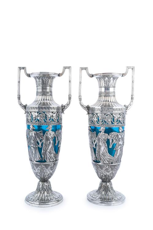 Pareja de urnas en metal plateado y cristal, Francia, final