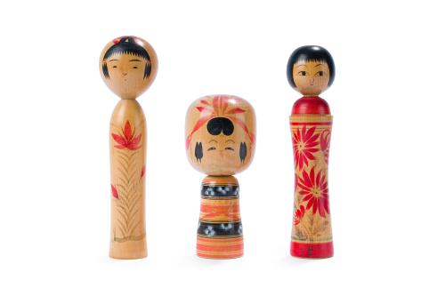 Lote de tres muñecas Kokeshi en madera tallada y policromad