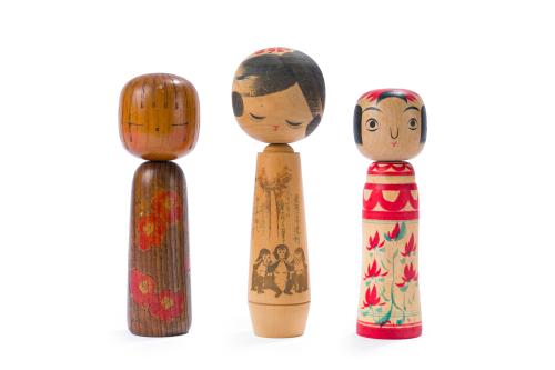 Lote de tres muñecas Kokeshi en madera tallada y policromad