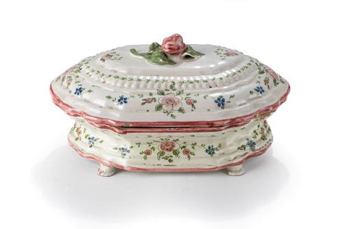 115   -  <p><span class="object_title">Antigua sopera francesa en loza. </span><br></p>