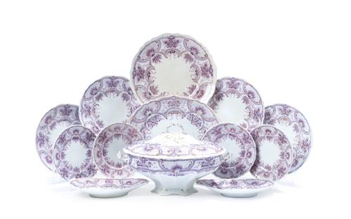 352   -  <p><span class="object_title">J & G MEAKIN, Stafforshire, Inglaterra c.1890. VAJILLA DE COLECCIÓN.<br/>Maravillosa vajilla antigua, de la fábrica "Hanley" modelo "York", en loza fina de color blanco con diseño de flores en púrpura,  líneas en oro y bordes festoneados. Con marcas.</span><br></p>