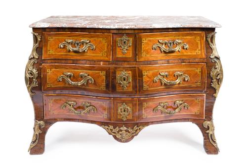 270   -  <p><span class="object_title">Importante cómoda Luis XV Francia c. 1750.<br/>En madera tallada con marquetería de plumeados en pasosanto, palorosa y fileteado de limoncillo.<br/>Tres registros de cajones, tiradores, aplicaciones y bocallaves en bronce cincelado y dorado. <br/>Tapa de mármol breche d’alep.</span><br></p>