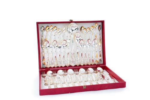 Cubertería italiana para 12 servicios bañada en plata 800, 