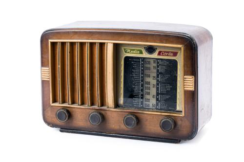 470   -  <p><span class="object_title">Radio de tubos de la marca Bertran modelo 501, España, Barcelona, c. 1940.<br/>En madera barnizada y rejilla de tela</span><br></p>
