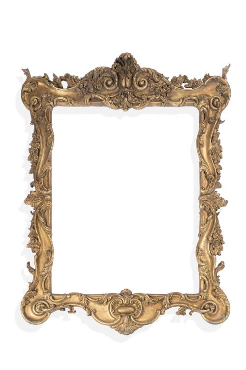 Marco en madera tallada y dorada. Decorado por hojas de aca