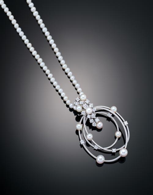 COLLAR DE PERLITAS Y COLGANTE CON DIAMANTES Y PERLAS EN ORO