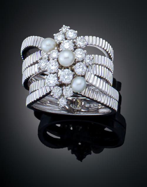 SORTIJA CON PERLAS Y DIAMANTES EN ORO BLANCO DE 18 K
