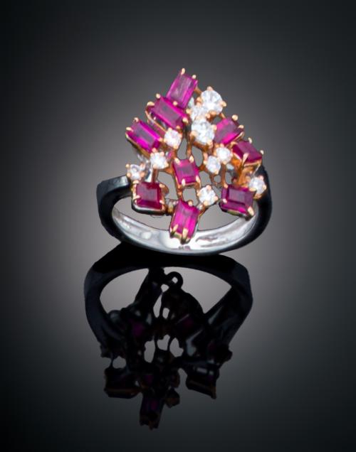 SORTIJA CORAZÓN CON DIAMANTES Y RUBÍES EN ORO BLANCO Y VIST