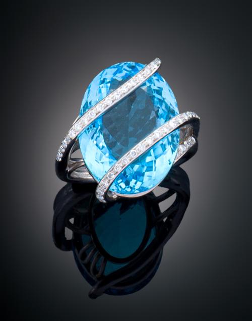 SORTIJA CON TOPACIO Y DIAMANTES EN ORO BLANCO DE 18 K