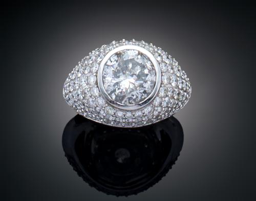 SORTIJA ESTILO BOMBÉ CON DIAMANTES EN ORO BLANCO DE 18 K 