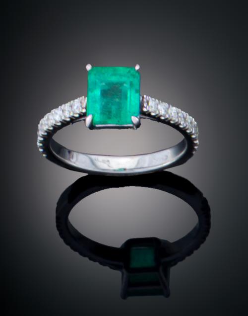 SORTIJA SOLITARIO CON ESMERALDA Y DIAMANTES EN ORO BLANCO D