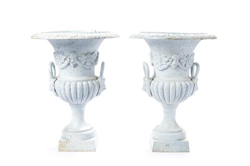 Pareja de copas Medici de hierro colado y pintado.