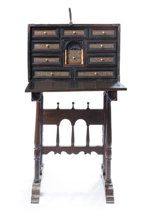 385   -  <p><span class="object_title">Pequeño bargueño aragonés, S.XIX. <br/>En madera ebonizada con decoración de taracea en hueso y nácar formando motivos geométricos en estrellas radiales y triángulos. </span><br></p>