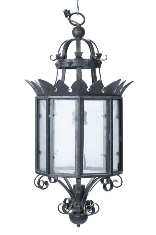 Pareja de faroles en metal pintado con paños de cristal. 