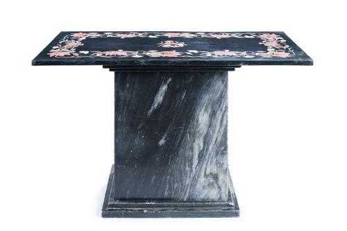 488   -  <p><span class="object_title">Tapa de mármol de estilo florentino con incrustaciones de piedras duras formando motivos florales y vegetales. Sobre pie rectangular en mármol. </span><br></p>