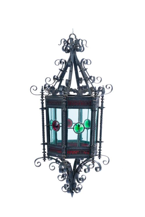 Gran farol antiguo en hierro forjado y recortado con paños 