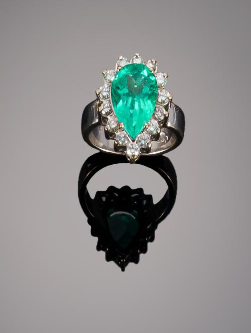 669   -  <p><span class="object_title">Sortija de esmeralda talla pera con diamantes</span></p>