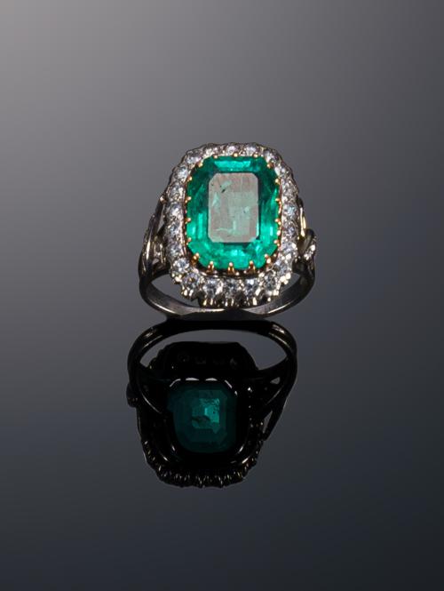 643   -  <p><span class="object_title">Sortija con esmeralda y diamantes</span></p>
