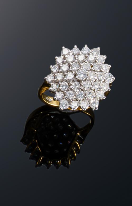 587   -  <p><span class="object_title">Rosetón oro amarillo con diamantes firmado por Van Cleef & Arpels</span></p>