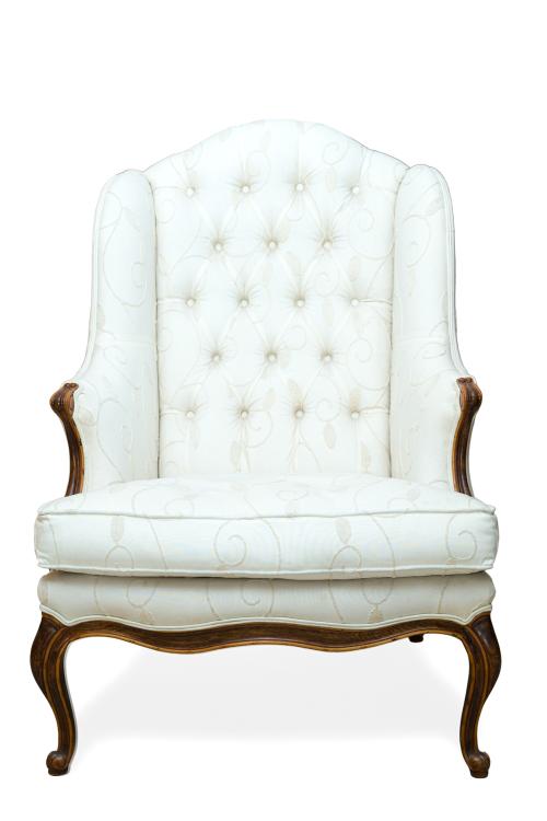 Butaca estilo Luis XV en madera, tapicería capitoné en beige