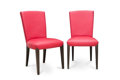 16   -  <p><span class="object_title">Pareja de sillas de la firma Bizzarri.<br/>Estructura en madera, ébano y piel en rojo <br/></span><br></p>