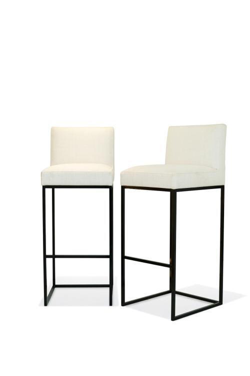 3   -  <p><span class="object_title">POLIHOME.<br/>Pareja de taburetes modelo "Poli-stool"<br/>Estructura metálica lacada en negro y tapizado en beige claro<br/></span><br></p>