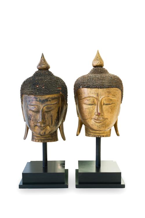 Gran pareja de cabezas de Buddha en madera tallada y dorada