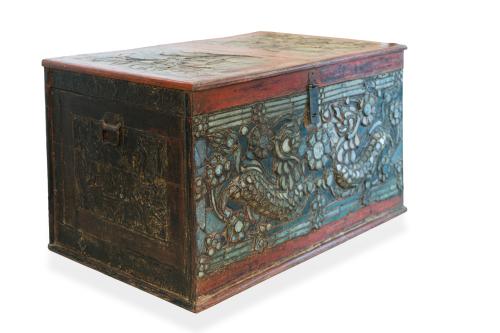 Antiguo baúl oriental en madera tallada, dorada y policroma