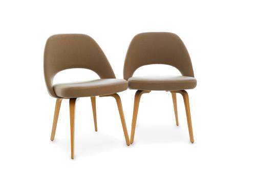3   -  <p><span class="object_title">EERO SAARINEN (Helsinki,1910-1961) para KNOLL.<br/>Pareja de sillas Modelo "Executive"<br/>Estructura en roble natural, tapicería en lana<br/></span><br></p>