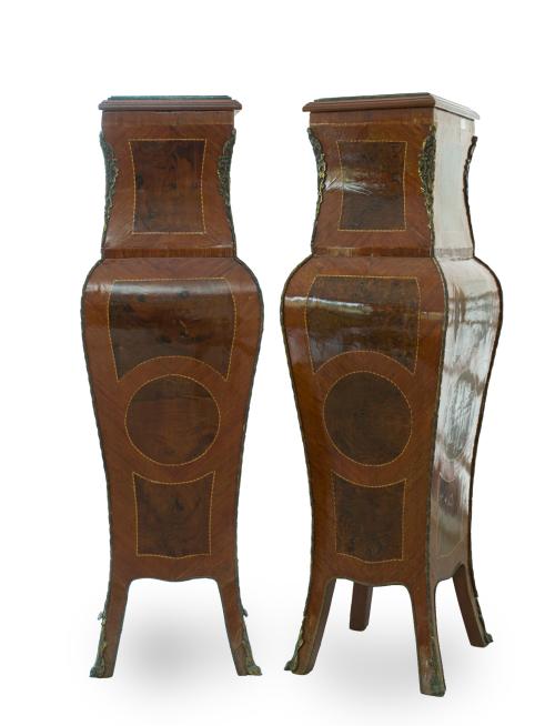 Pareja de peanas estilo Luis XV en madera y aplicaciones en