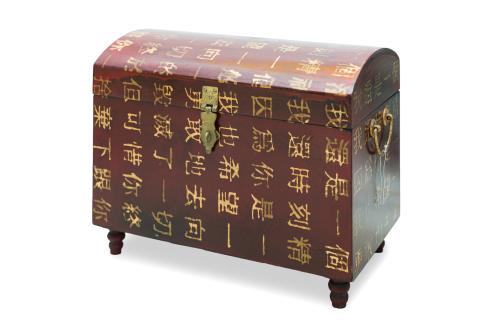 Baúl en madera con letras chinas en dorado