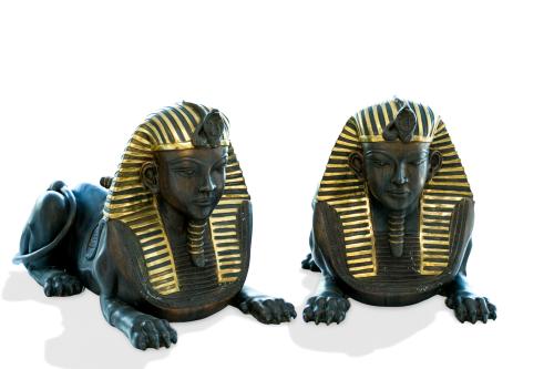 Gran pareja de esfinges en bronce pavonado y doradas.