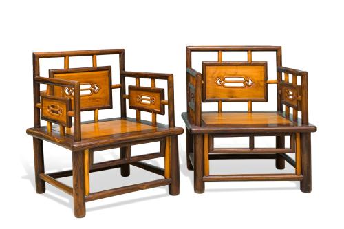 Pareja de butacas chinas en madera.Respaldo y brazos cala