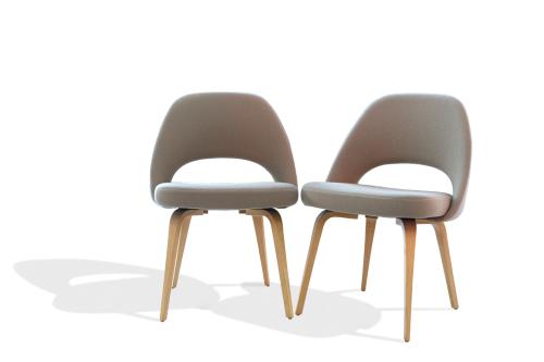 4   -  <p><span class="object_title">EERO SAARINEN (Helsinki,1910-1961) para KNOLL.<br/>Pareja de sillas Modelo "Executive"<br/>Estructura en roble natural, tapicería en lana</span><br></p>