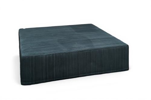 CASA MILANO.Pouf modelo "Royale" tapizado en negro. Apoya