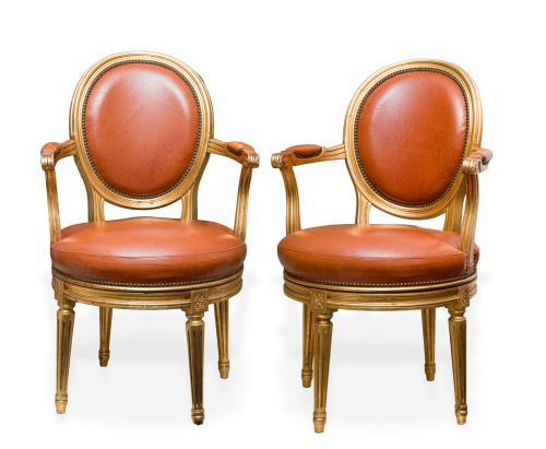 Pareja de sillones estilo Luis XVI con base giratoriaEn m