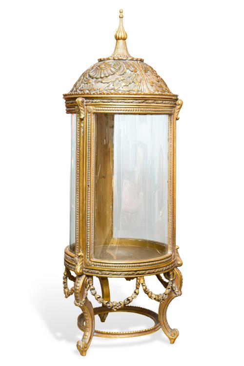 Vitrina en madera tallada y sobredorada,  forma de templete