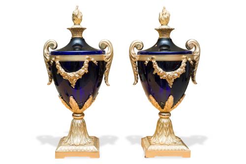 Pareja de copas estilo neoclásico en cristal azul cobalto y