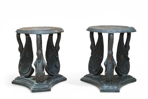 312   -  <p><span class="object_title">Pareja de veladores  en bronce con figuras de cisnes tallados a modo de tenantes. <br/></span><br></p>
