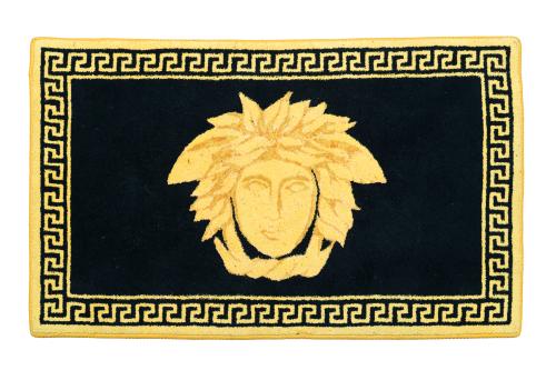 VESACE Alfombra “Medusa”En negro y dorado