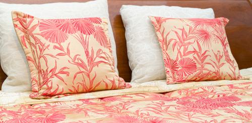 VERSACE.Edredón y dos cojines a juegoEn dorado con moti