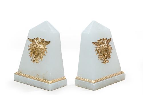 Pareja de sujetalibros en alabastro con mascarón en dorado 