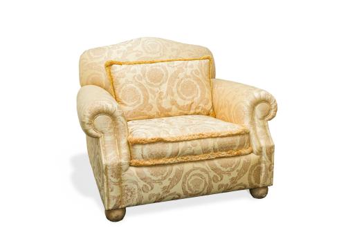 51   -  <p><span class="object_title">VERSACE.<br/>Butaca modelo Medusa <br/>Con tapicería en dorado con motivos característicos de la firma<br/></span><br></p>