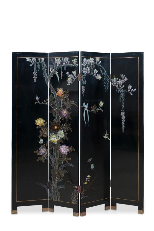 199   -  <p><span class="object_title">Biombo en laca negra oriental, China, mediados S. XX.<br/>De cuatro hojas con decoración de peonías y flores. </span><br></p>