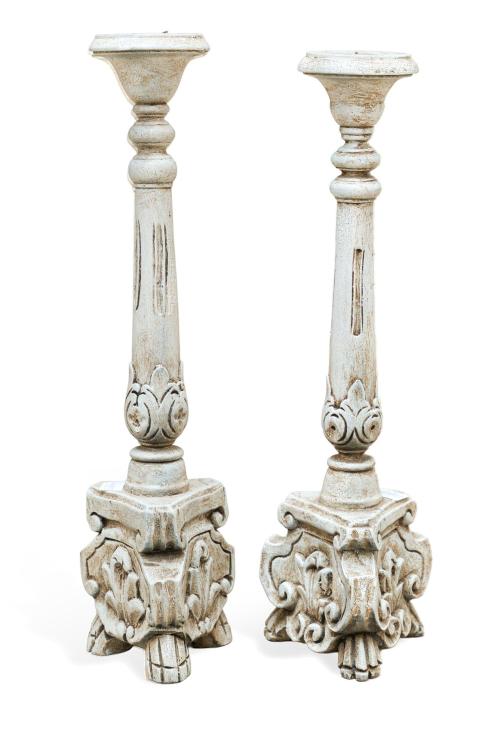 Pareja de hacheros en madera patinada en blanco.