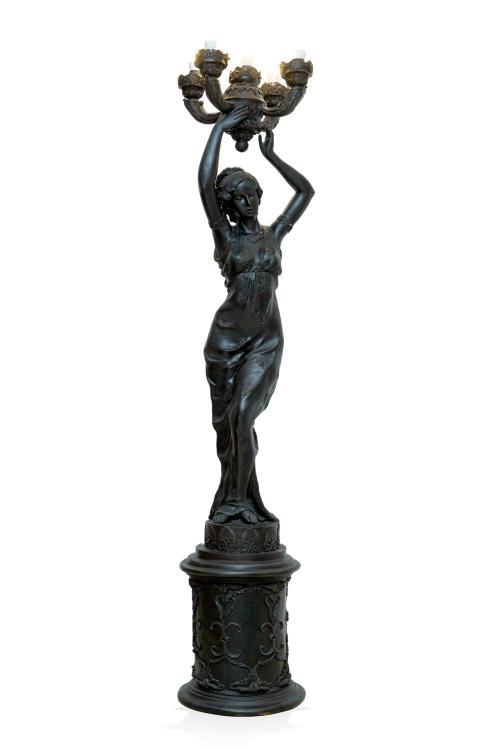 Torchero en bronce pavonado con busto de dama