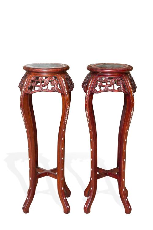 Dos peanas de estilo oriental en madera tallada con tapa de