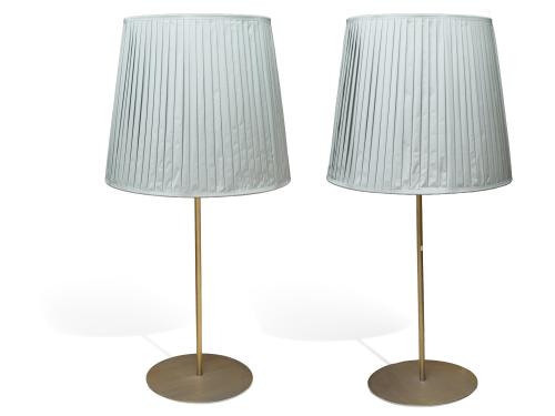 27   -  <p><span class="object_title">PIERO LISSONI (Milán, 1956) para LIVING DIVANI.<br/>Pareja de lámparas de pie en bronce galvanizado y pantalla plisada en gris<br/></span><br></p>