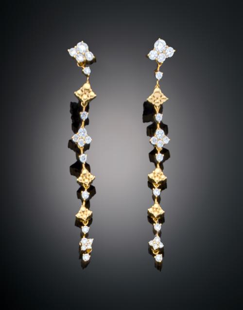 PENDIENTES LARGOS DE PEQUEÑAS FLORES CON DIAMANTES EN ORO A