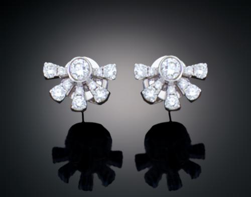 PENDIENTES DISEÑO DE MEDIA FLOR  CON DIAMANTES EN ORO BLANC